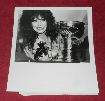 #ad 1992 Press Photo Flight Attendant Connie Von Hundertmark Pittsburgh Stanley Cup $13.11