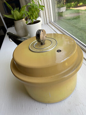 #ad Vintage MIRRO MATIC Speed Pressure Cooker 4 Qt Deluxe Yellow w Jiggler $30.00